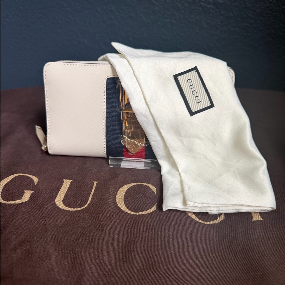 Gucci Sylvie White Leather Zip Wallet with Blue and Red Stripe and Gold Hardware - Picture 11 of 11